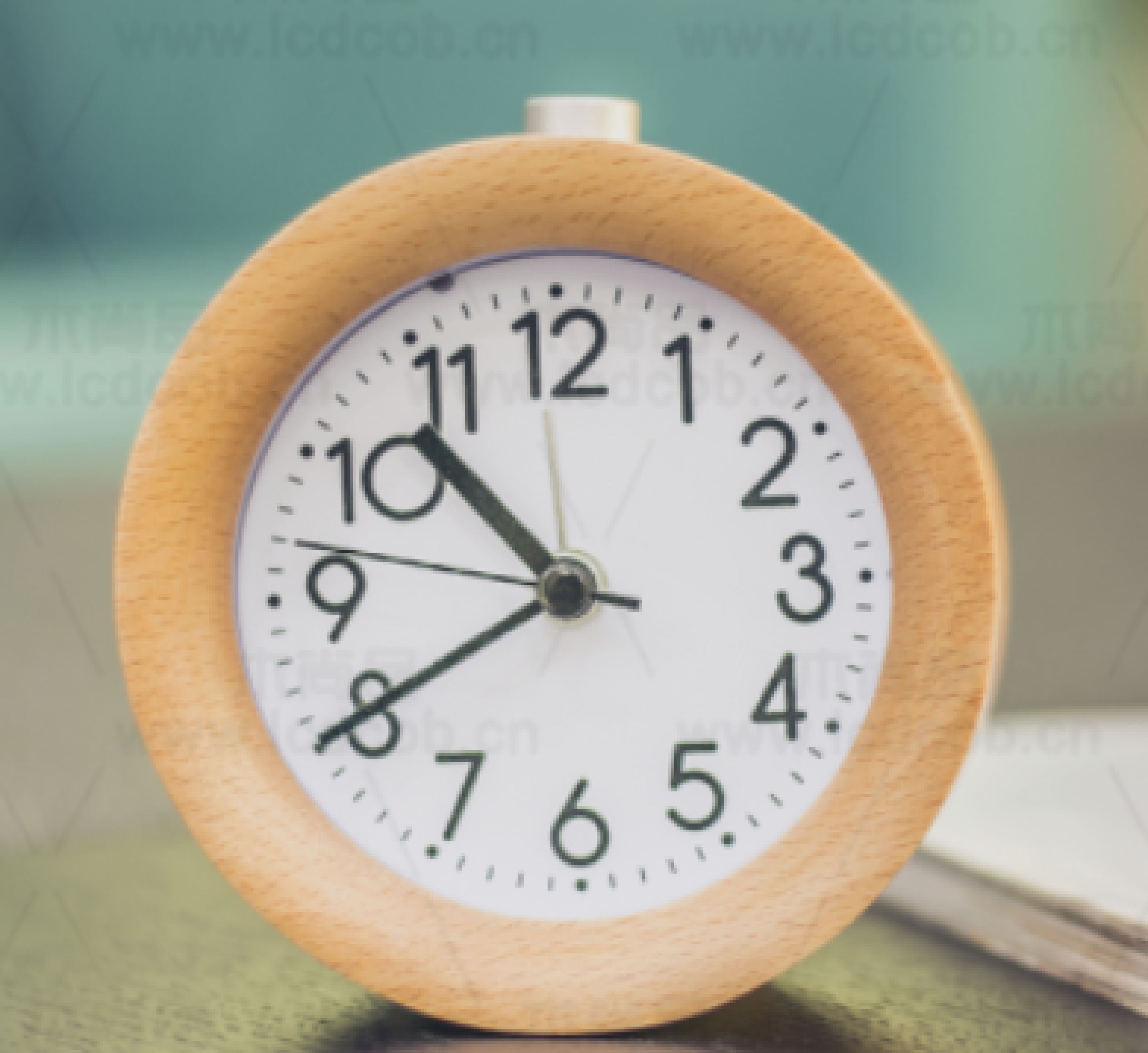 Round solid wood clock alarm clock for lazy students