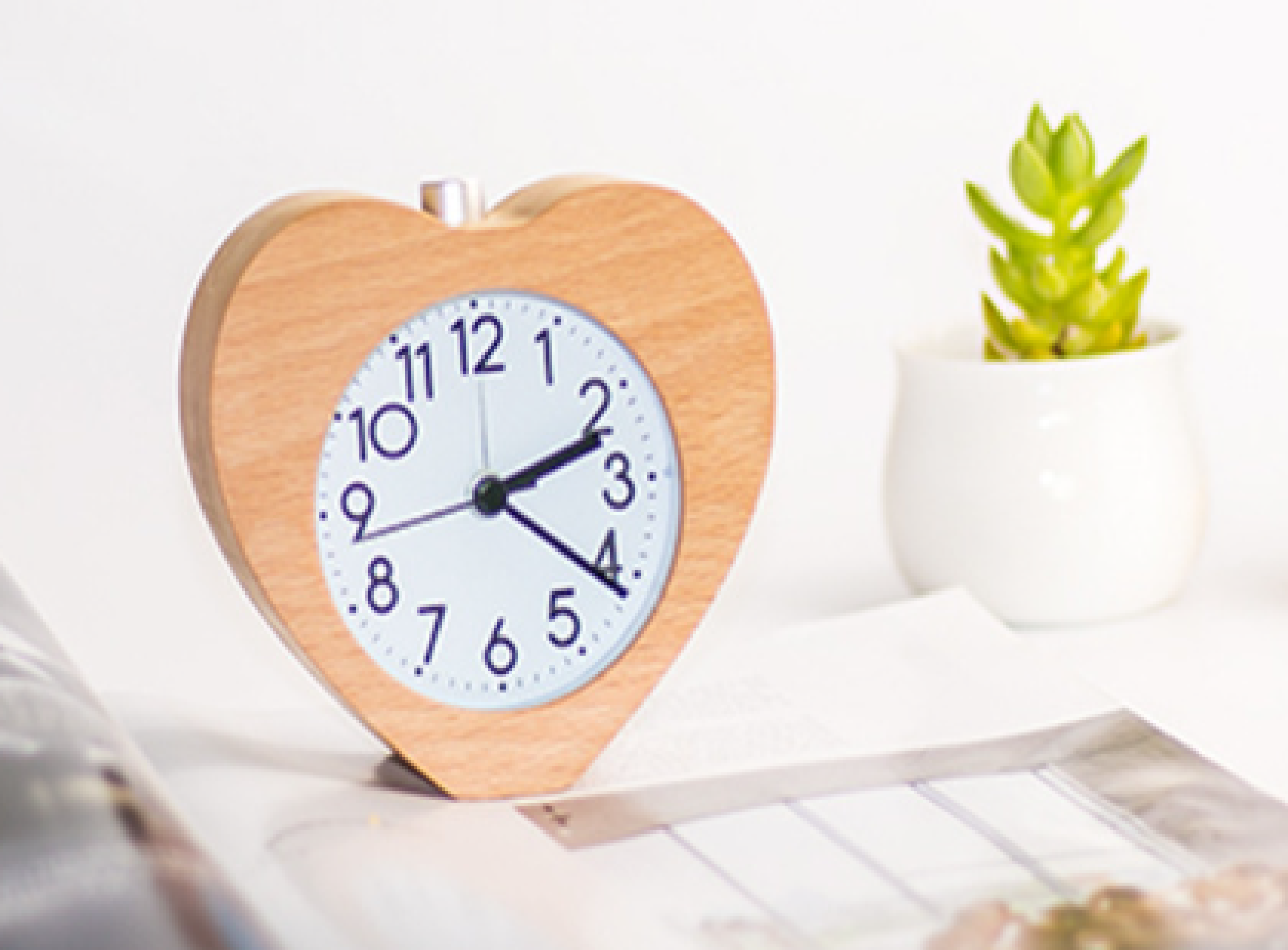Heart-shaped solid wood clock Student sleepiness alarm clock